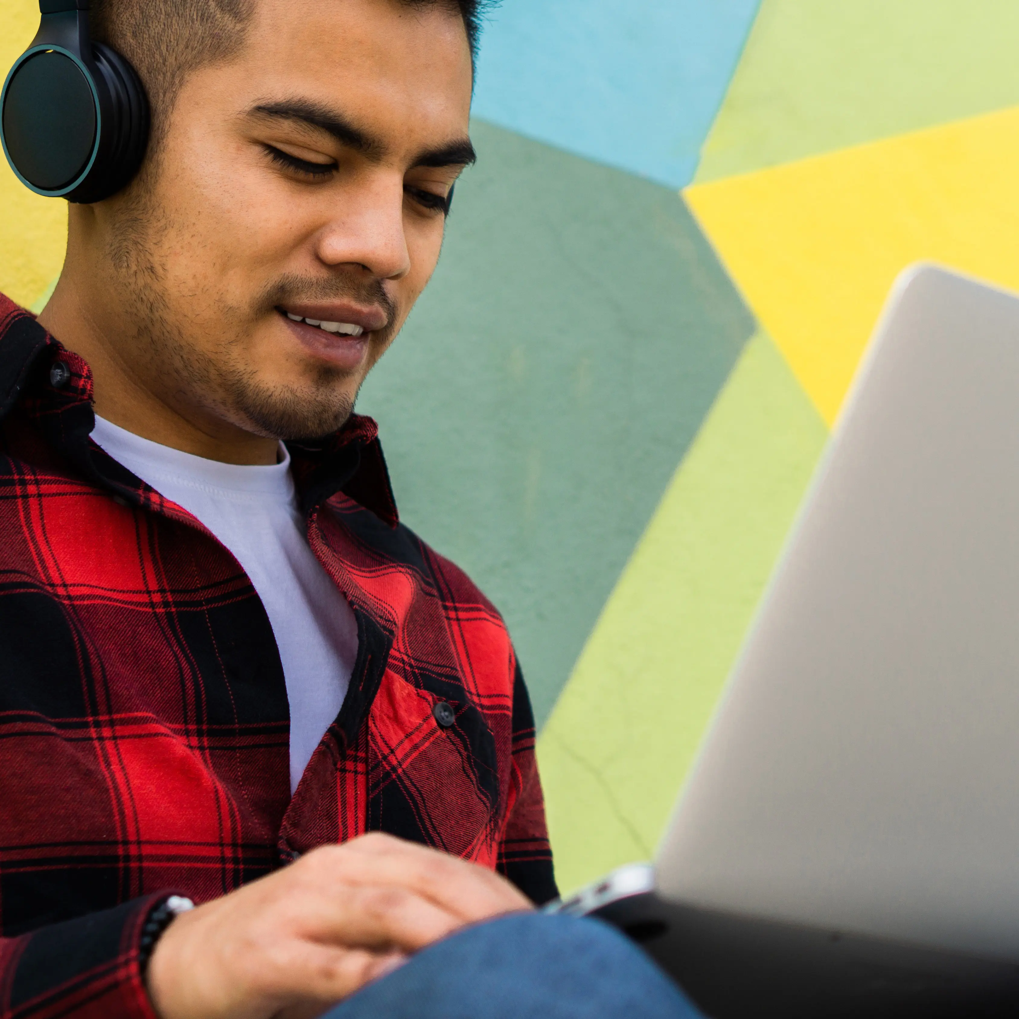 Estudiante tomando clases online con auriculares para bachillerato en 13 semanas